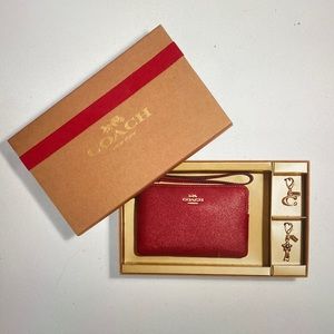 Coach Outlet Corner Zip Wristlet